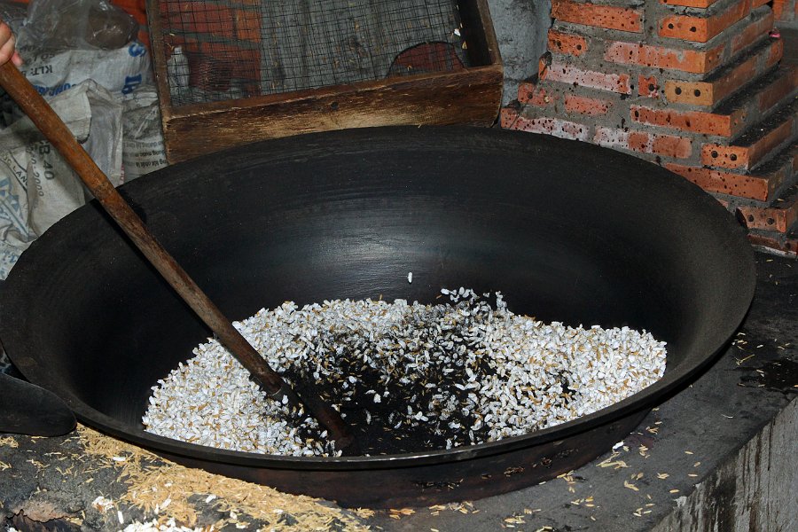 IMG_0911.JPG - Reispopcorn Herstellung mit schwarzem Sand