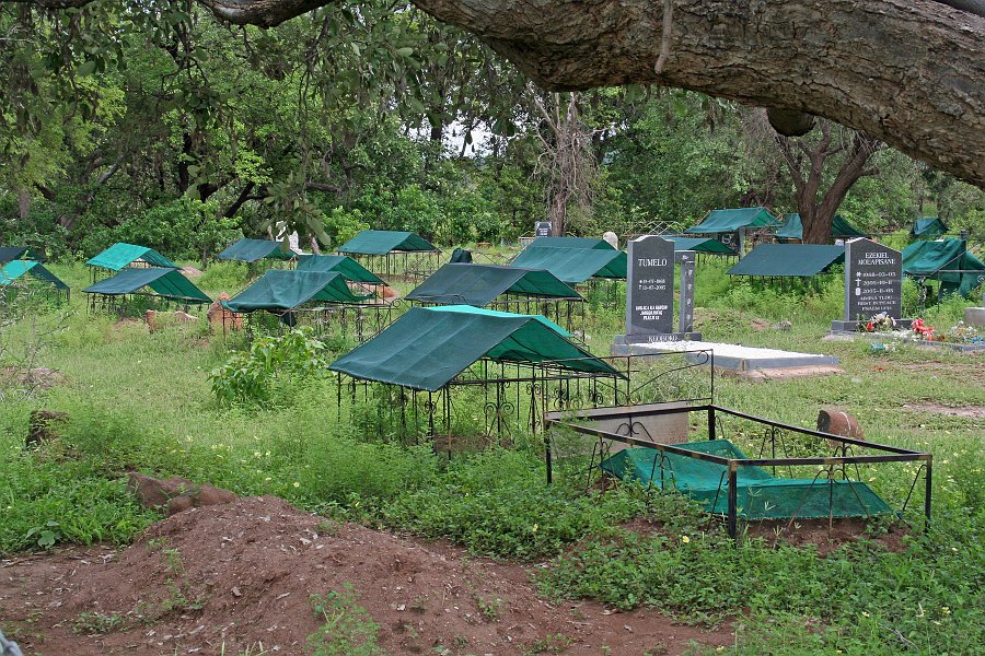 IMG_7072.JPG - Botswanischer Friedhof in Matlabaneng
