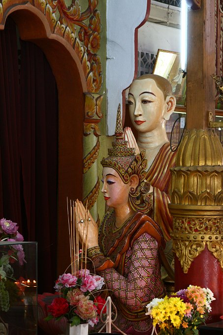 IMG_0798_400.JPG - im birmanesischen Tempel