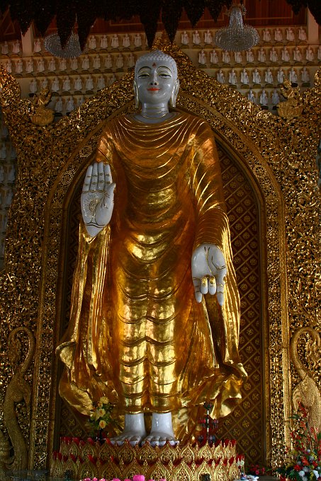 IMG_0805_400.JPG - im birmanesischen Tempel