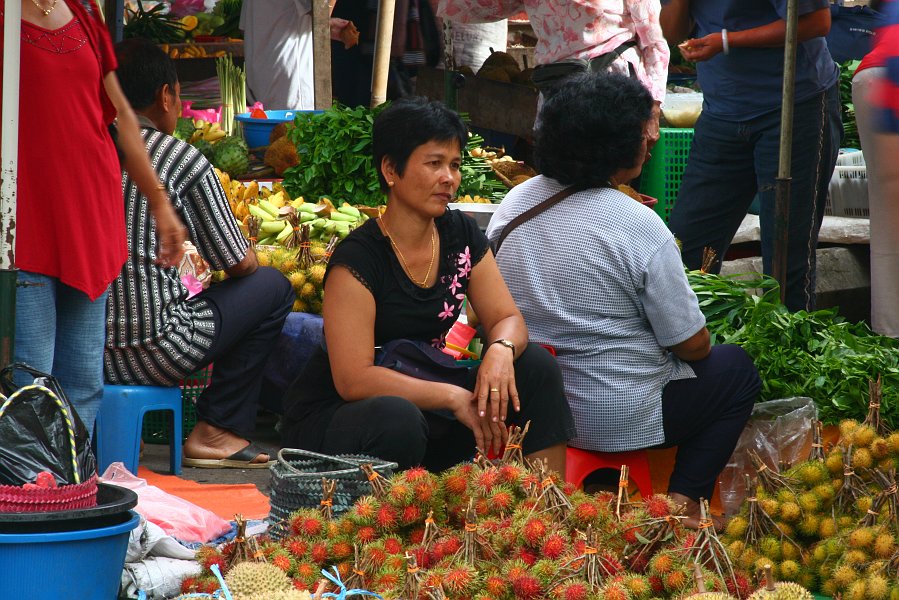 IMG_0916_400.JPG - Marktfrau mit Rambutanfrüchten