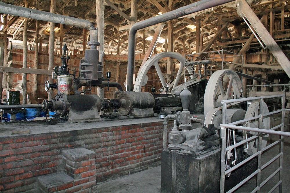 IMG_4700.JPG - Antrieb durch uralte Dampfmaschine; als Heizung werden Reiskornschalen verwendet