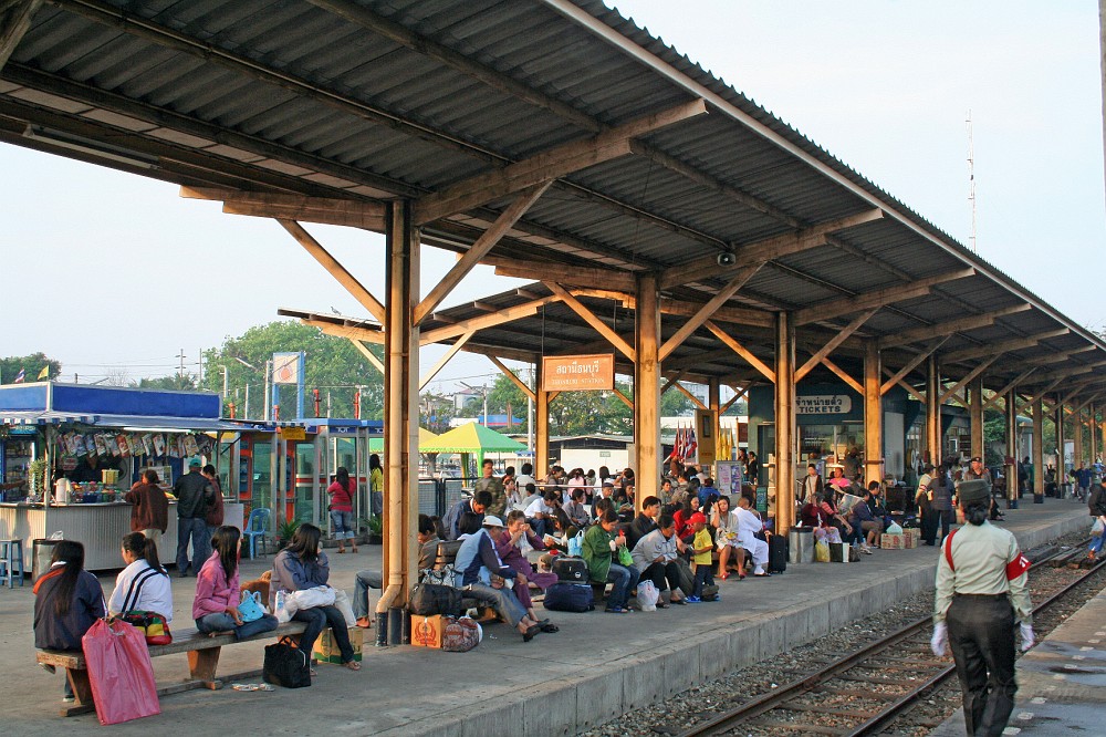 IMG_4983.JPG - Bahnhof Thonburi - Abfahrt nach Man Tok ber die Strecke der "Todes Eisenbahn", die ber 100.000 Menschenleben gekostet hat.
