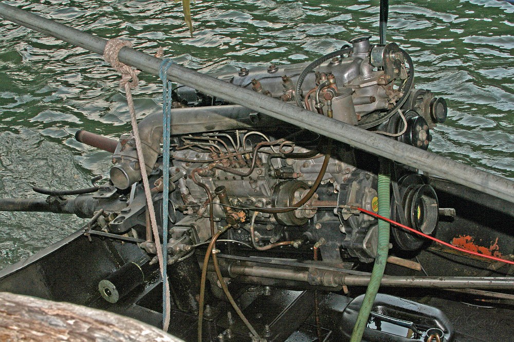 IMG_5109.JPG - 6 Zylinder LKW Diesel in einem Speedboot. Da geht die Post ab...